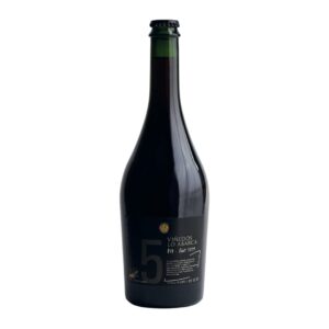 Este espumante de método ancestral es un vino único, donde sus orígenes se remontan a la historia del vino, donde la primera fermentación en botella genera, delicadas, tersas y suaves burbujas naturales.